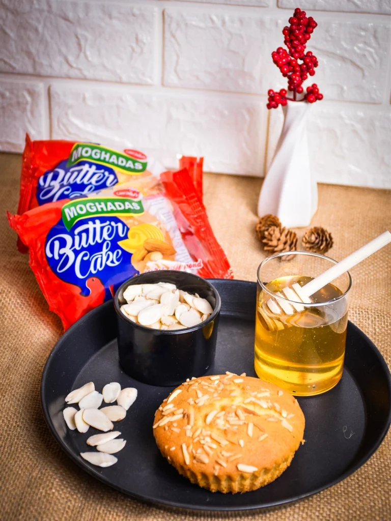 کیک یزدی با تزیین بادام